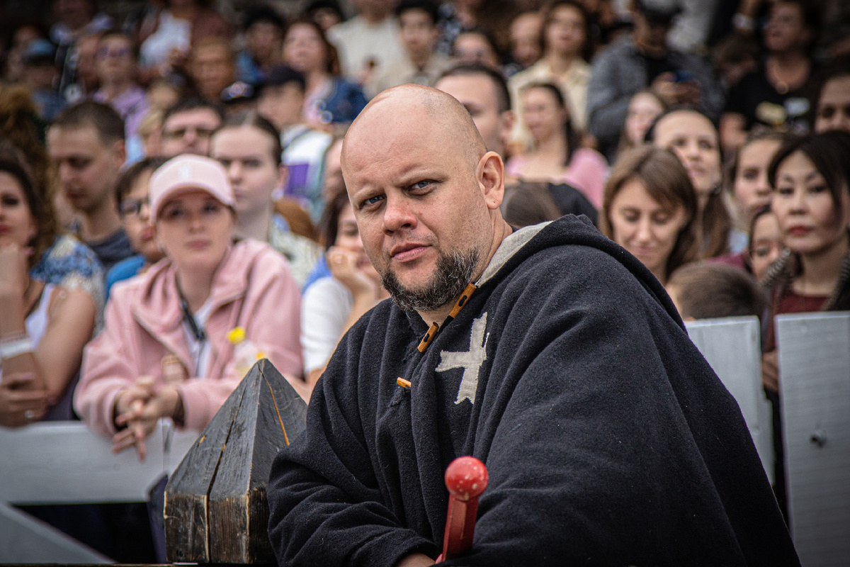 Суровый падре (и еще ведущий и маршал), сурово благословляет турнир