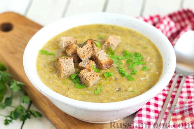 патиссоны, шампиньоны, лук репчатый, морковь, картофель, чеснок, соль, майоран, перец чёрный молотый, масло растительное, вода, зелень петрушки, сухарики
