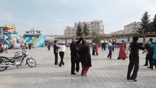 Как в китайском городе Хуньчунь проводят время пенсионеры. Танцы на Восточной площади