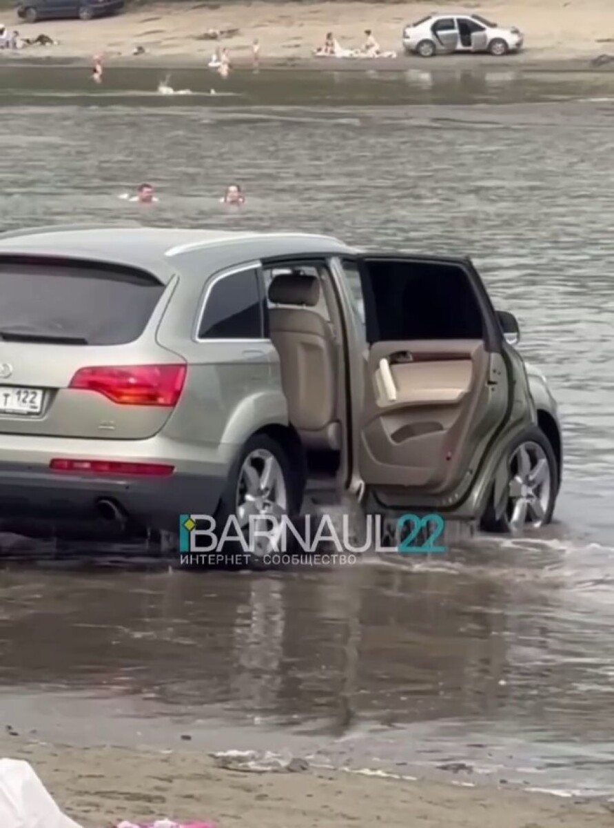    Автомобиль в Оби. Источник: t.me/barnaul22official