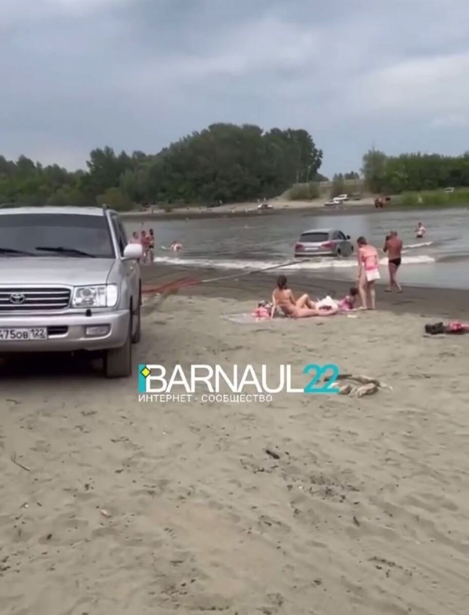    Автомобиль в Оби. Источник: t.me/barnaul22official