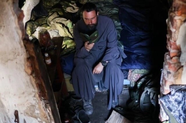    С Библией в минуты передышки. Фото: Из личного архивa/ Роман Хамадиев