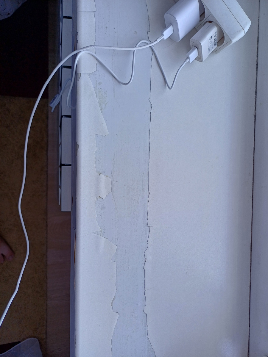 Весь подоконник такой.