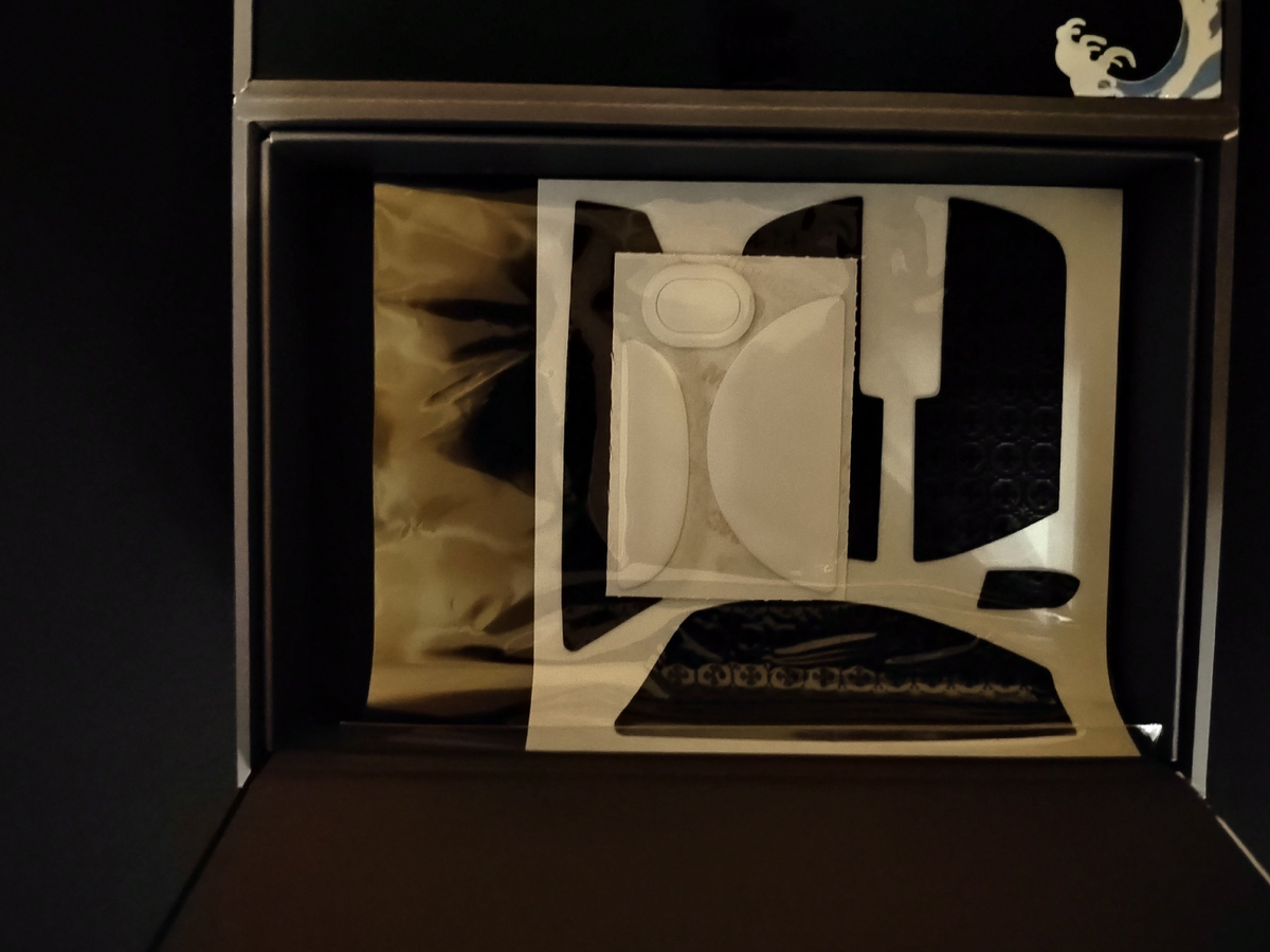 Знакомство с Lamzu начинается с красивой и приятной упаковки.Внутри помимо самой мыши нас ждут грипсы, для более лучшего хвата(их я не клеил, мне и без них довольно цепко), сменные глайды, паракорд кабель Type-c, донгл и переходник с Type-c на USB. 