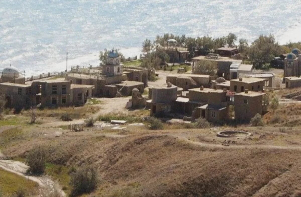    Киногородок был достроен примерно на две трети.