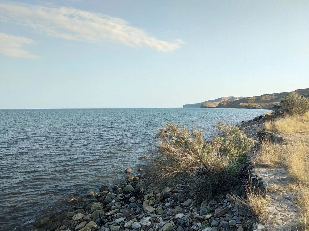    На берегу (на фото слева) остались вымостки — здесь декораторы возвели самую настоящую набережную. Фото: АиФ-Крым/ Наталья Дремова