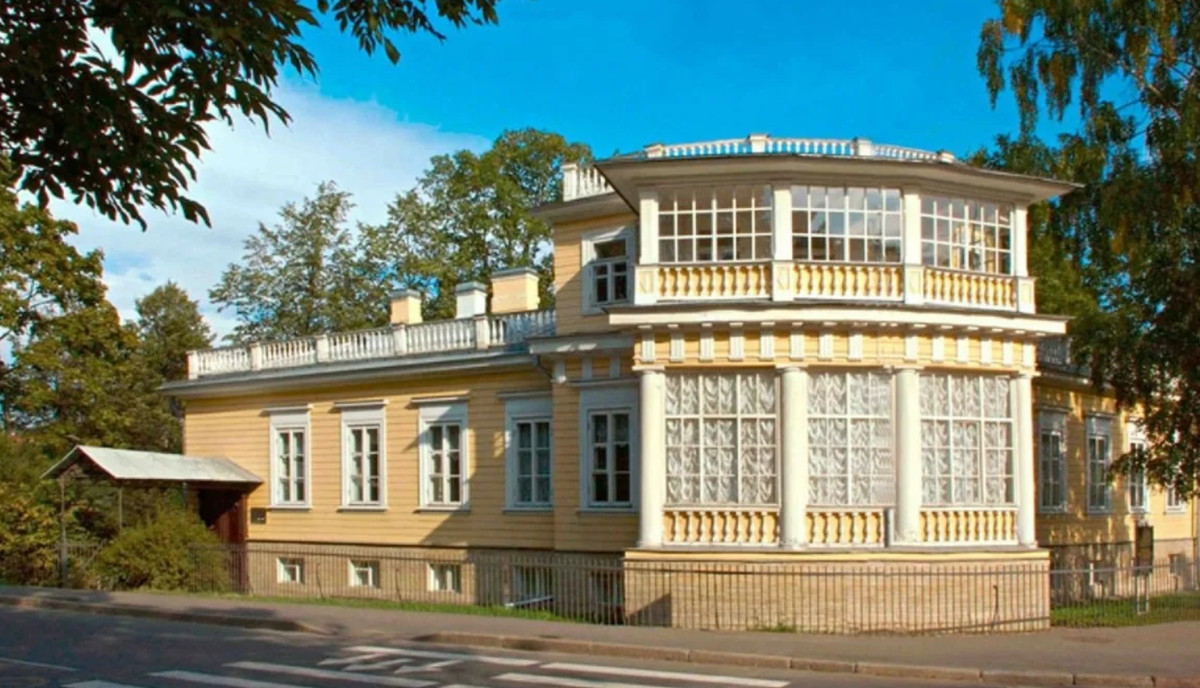 На дачу в Царское село поэт приехал в Натальей Гончаровой через несколько месяцев после свадьбы в 1831 году