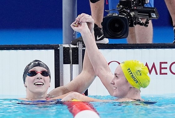    Кэти Ледеки (слева)