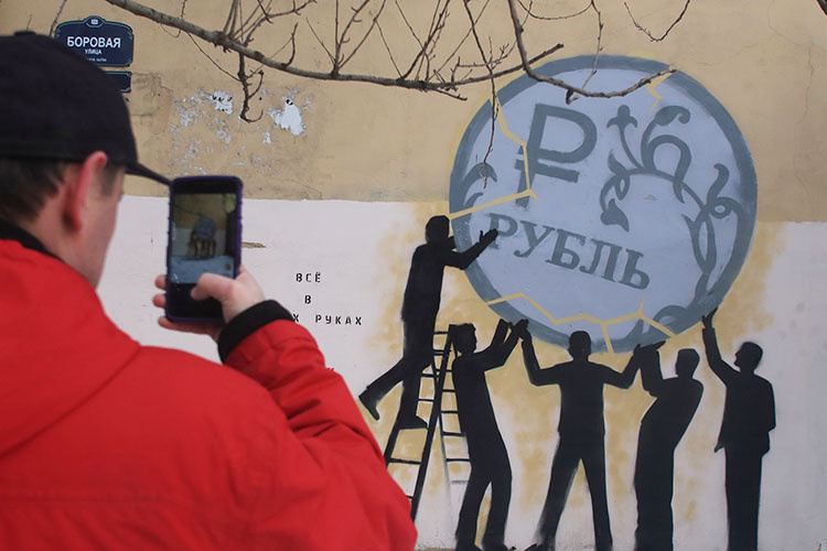    «Российская экономика сейчас представляет из себя систему, где есть много педалей газа (отраслей), но управляющие яростно давят только на одну, при этом параллельно жмут на тормоз».   
Фото: © Zamir Usmanov / Global Look Press / www.globallookpress.com