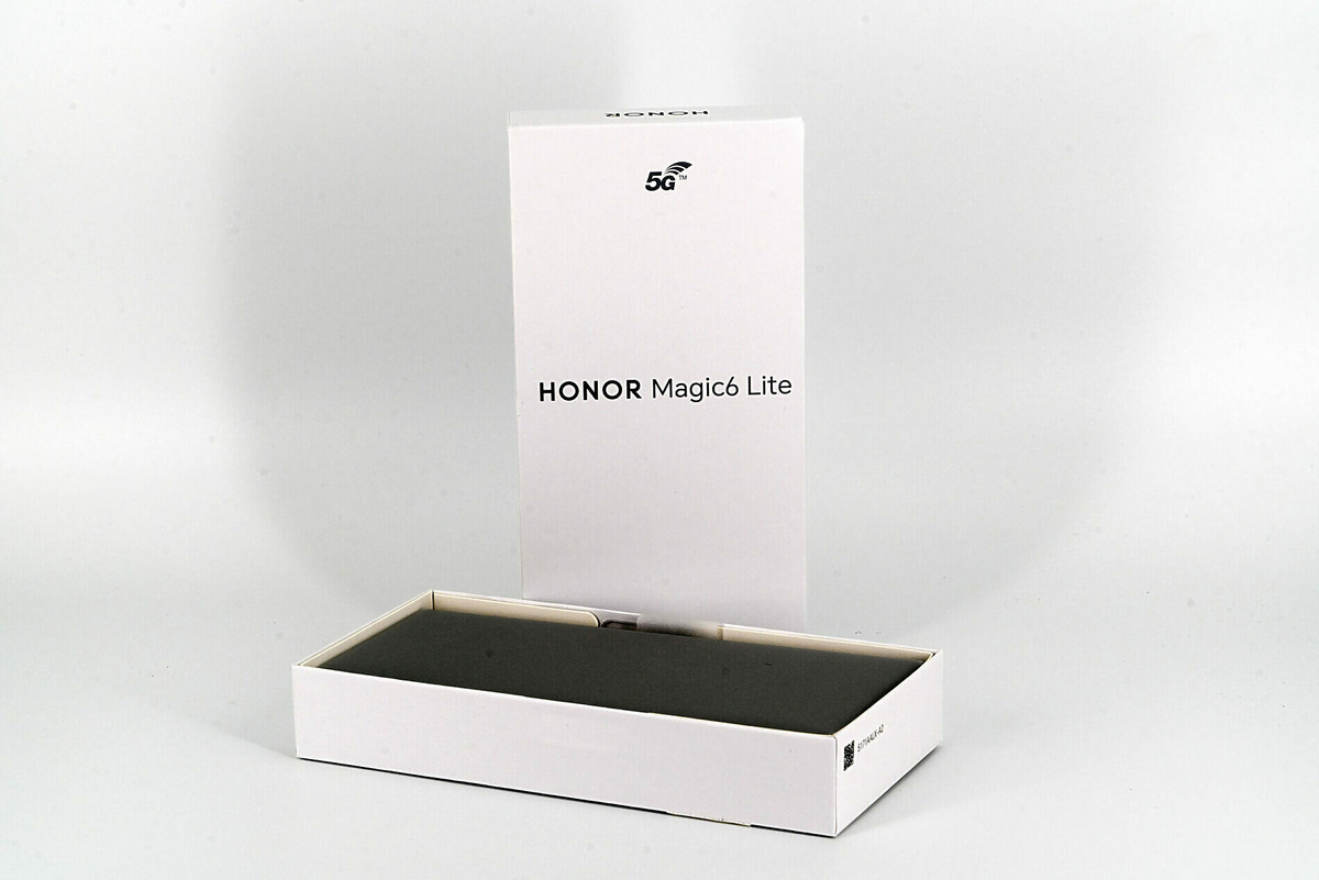 Дизайн коробки у Honor Magic 6 Lite 5G  минималистичный и строгий. Сверху красуется надпись 5G
