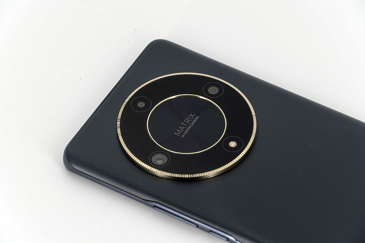 Внимание к деталям у этих ребят не отнять. Очень доставляет золотистая окантовка блока камер сделанная в стиле безеля от швейцарских часов. Фото тыльная панель Honor Magic 6 Lite 5G