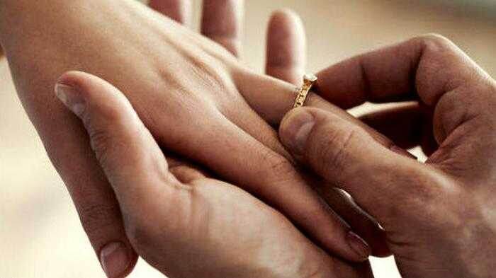 дарит кольцо