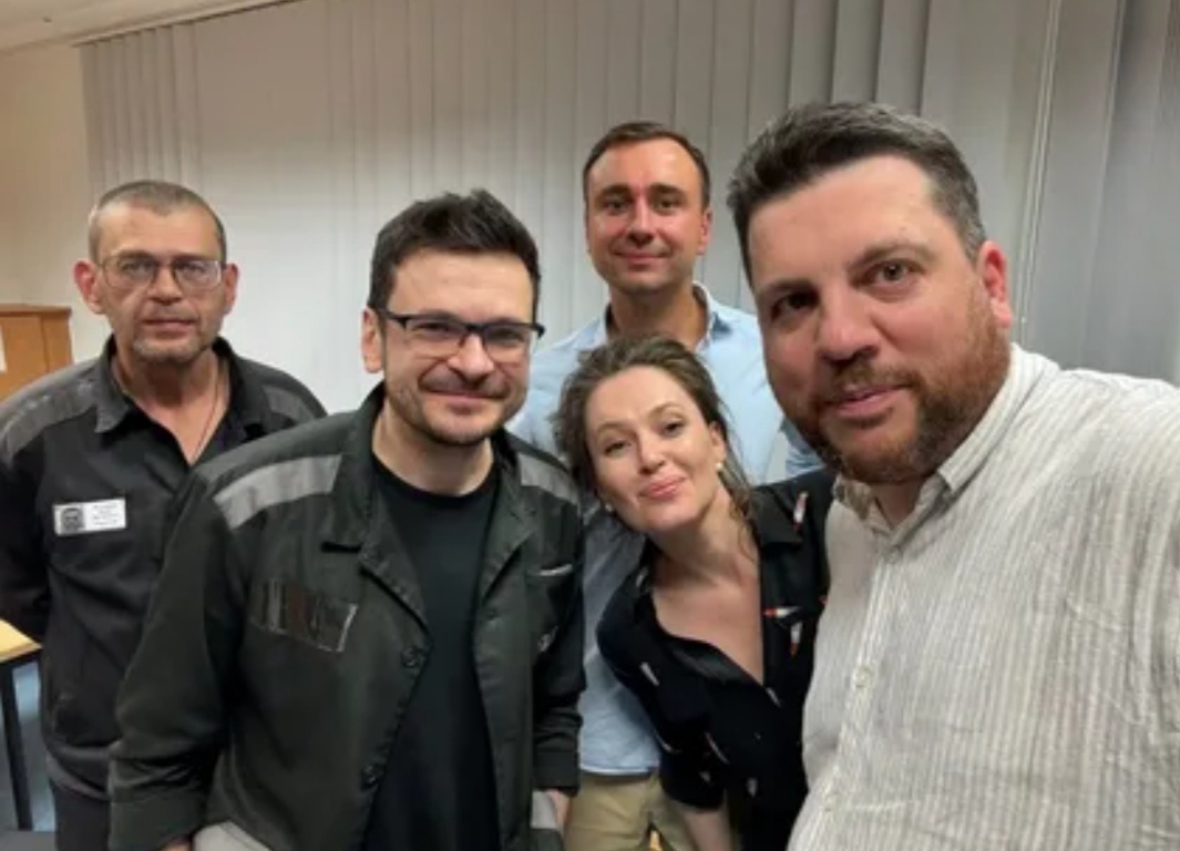 Первые минуты после встречи с соратниками... 