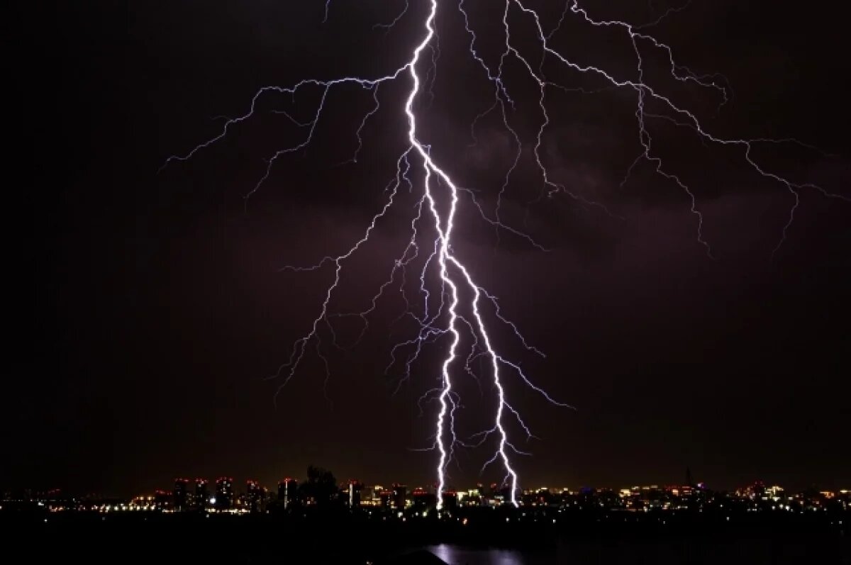    В ночь на 4 августа на Новосибирск обрушились молнии