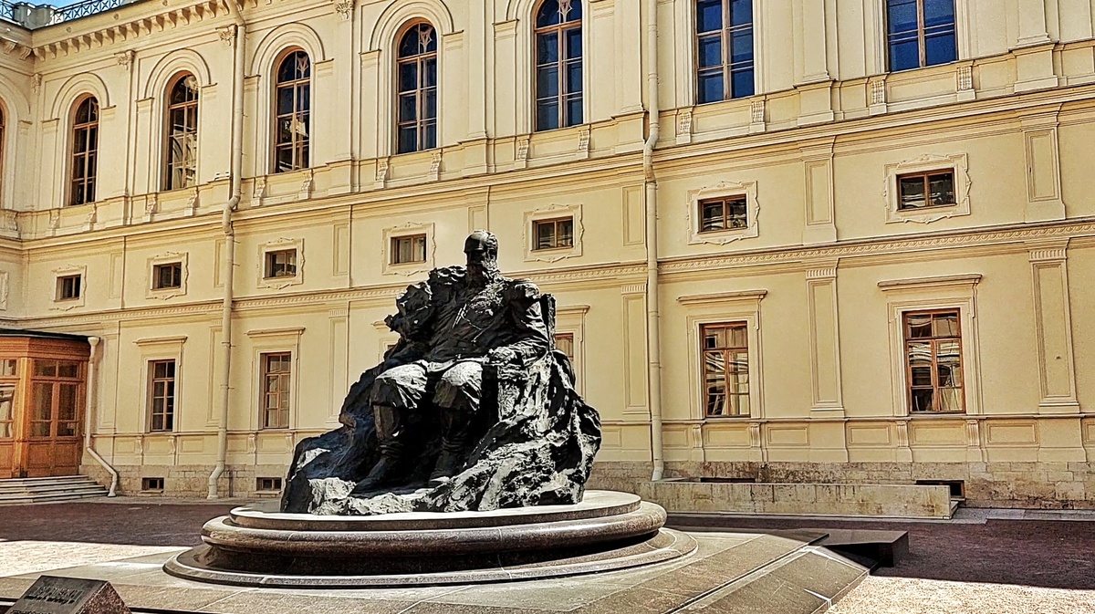 Памятник императору Александру III, Гатчинский дворец