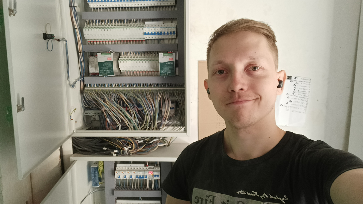 Автор статьи и мой "щит на студию 15 квадратных метров"