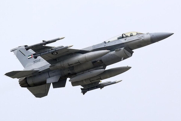    F-16 с шестью ракетами AIM-120 / f-16.net