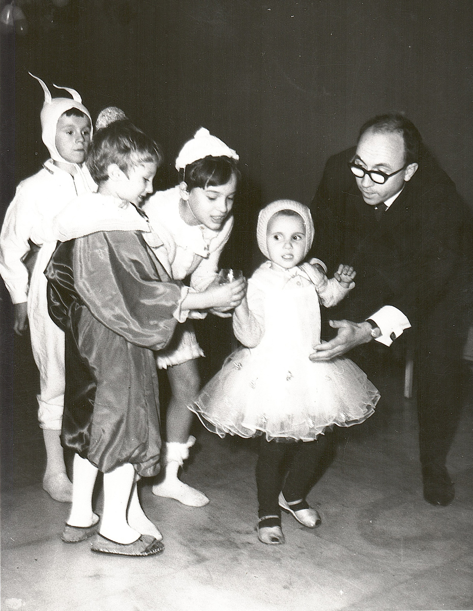 Вот так в посольстве СССР в Дели встречали новый 1971 год. Мне было всего 9 лет, но фужер даме я уже предложил. Костюмчик мне сшили на вырост и в него и обряжали во все новогодние торжества в Индии... сейчас рассматриваю и ощущение, что все кто на фотографии уже успели отпраздновать...