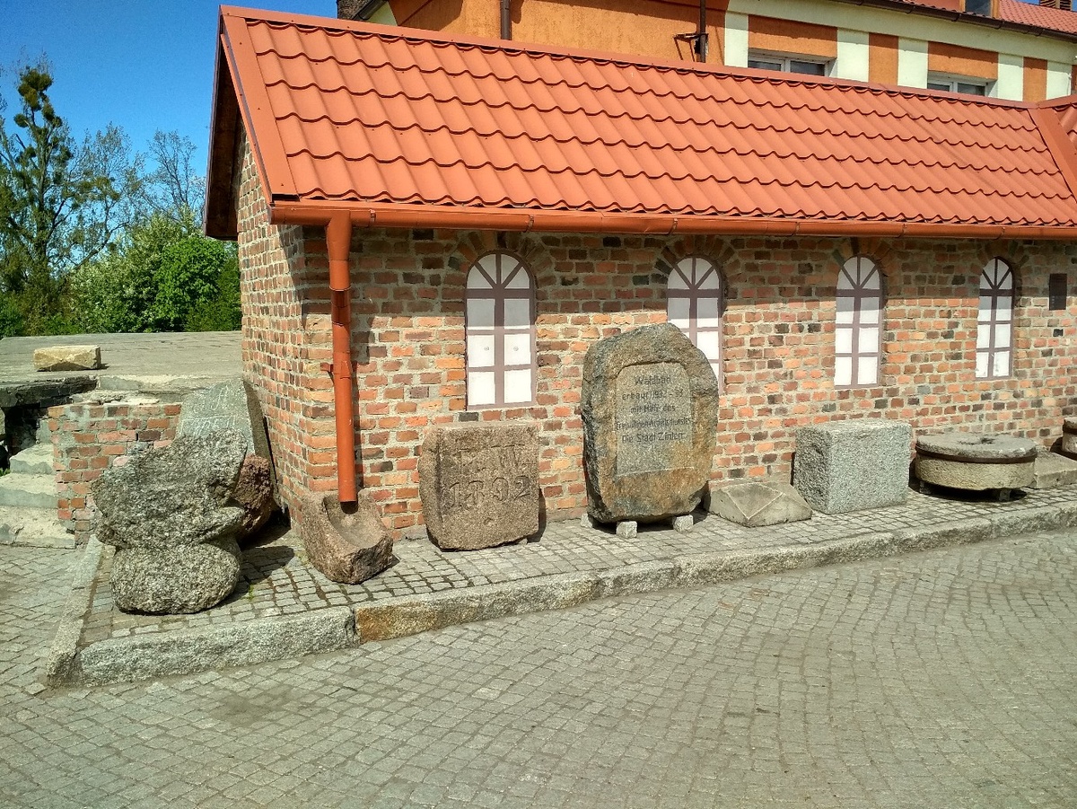 На входе в городской музей (архив)