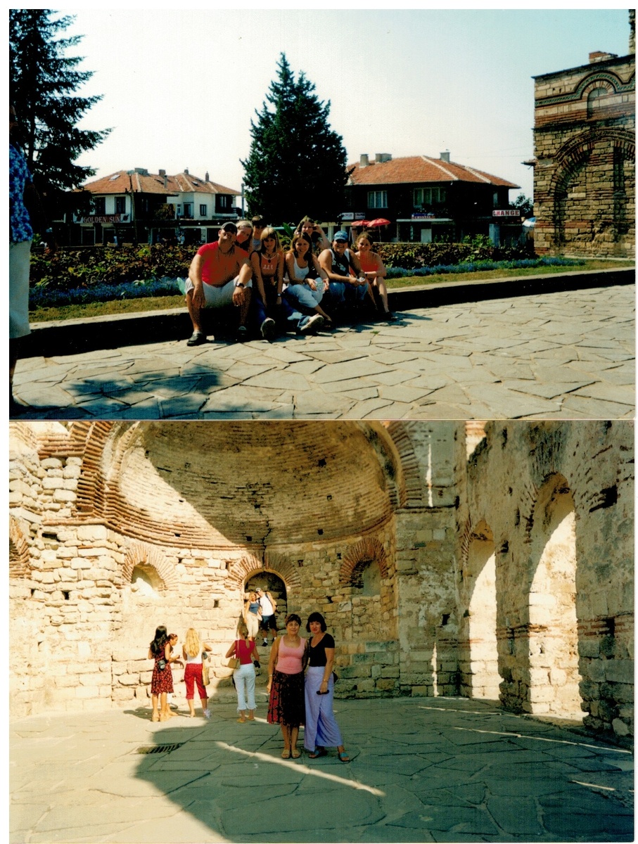 В любимом Несебре на экскурсии. На верхней фотографии студенты с болгарскими охранниками, на нижней - два руководителя групп. Я - слева)