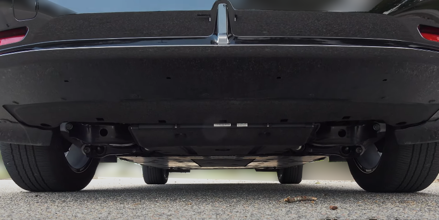 Задняя подвеска и нижняя часть заднего бампера.