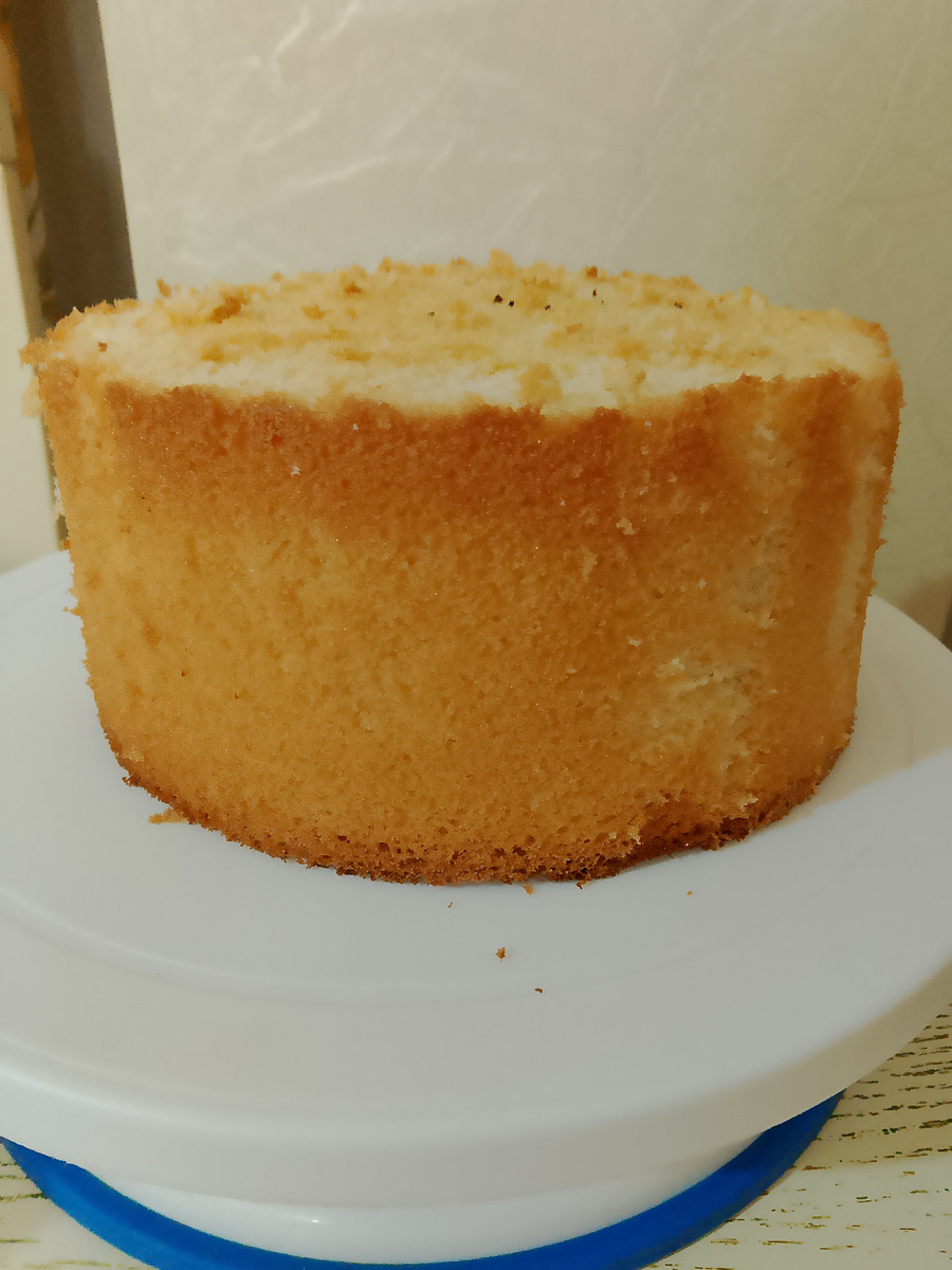 Сегодня я покажу вам простой вариант приготовления классического бисквита всего из трёх ингредиентов , ведь все же знают что правильно приготовленный бисквит это залог успешно выполненного торта