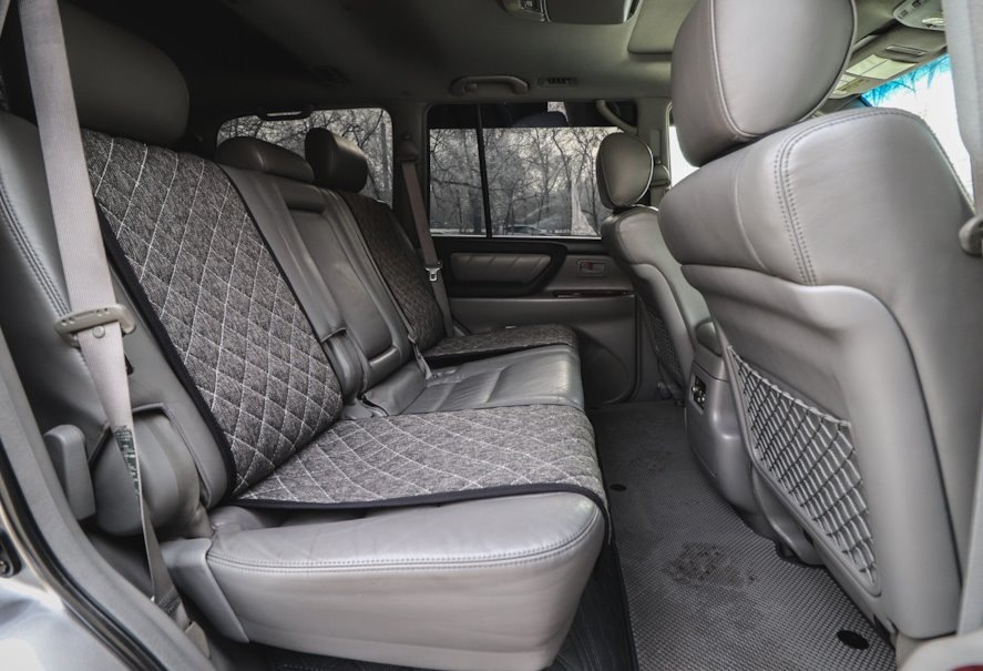 В салоне нет вопросов к ширине, но есть некоторые нюансы, которых с непривычки не ждешь