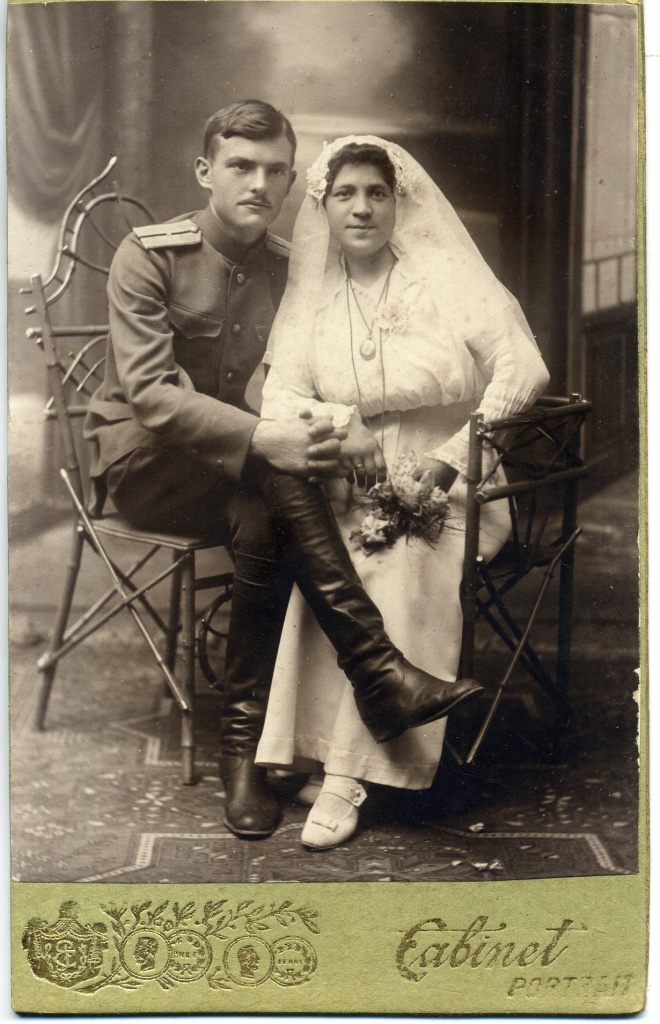 Андрей и Мария Лейко. Свадебное фото на паспорт (1917 год). / ФОТО из архива Аксайского военно-исторического музея