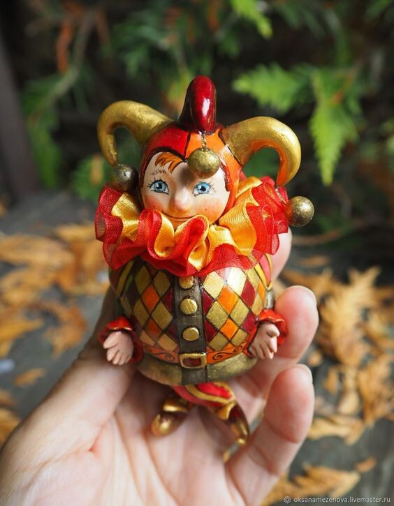 Источник: https://www.livemaster.ru/item/28197899-kukly-i-igrushki-pero-i-arlekin-na-elku