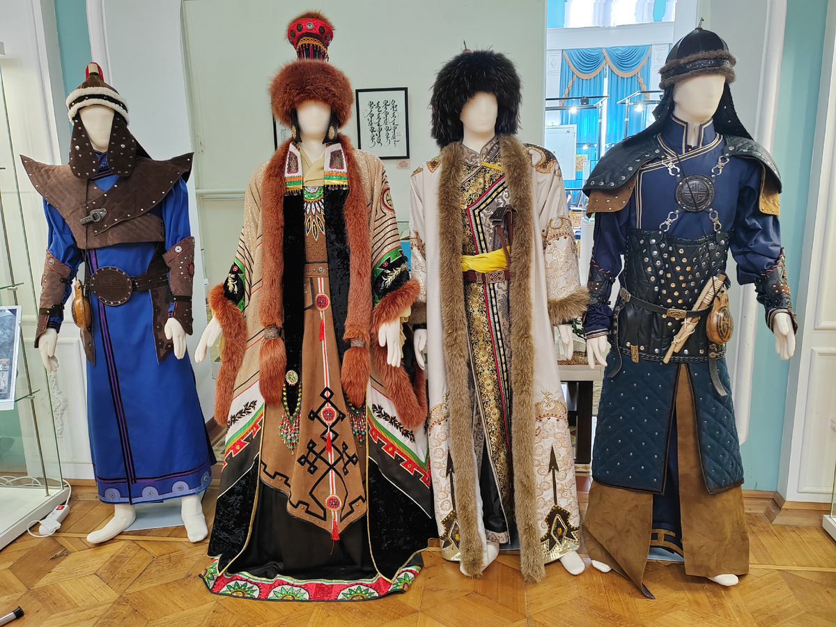 Авторская выставка "Аристократия степи. История калмыков в костюмах. Астраханский государственный объединенный историко-архитектурный музей-заповедник. 2024 г. 