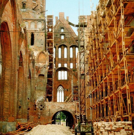 Вот через эти ворота я и проскользнула...