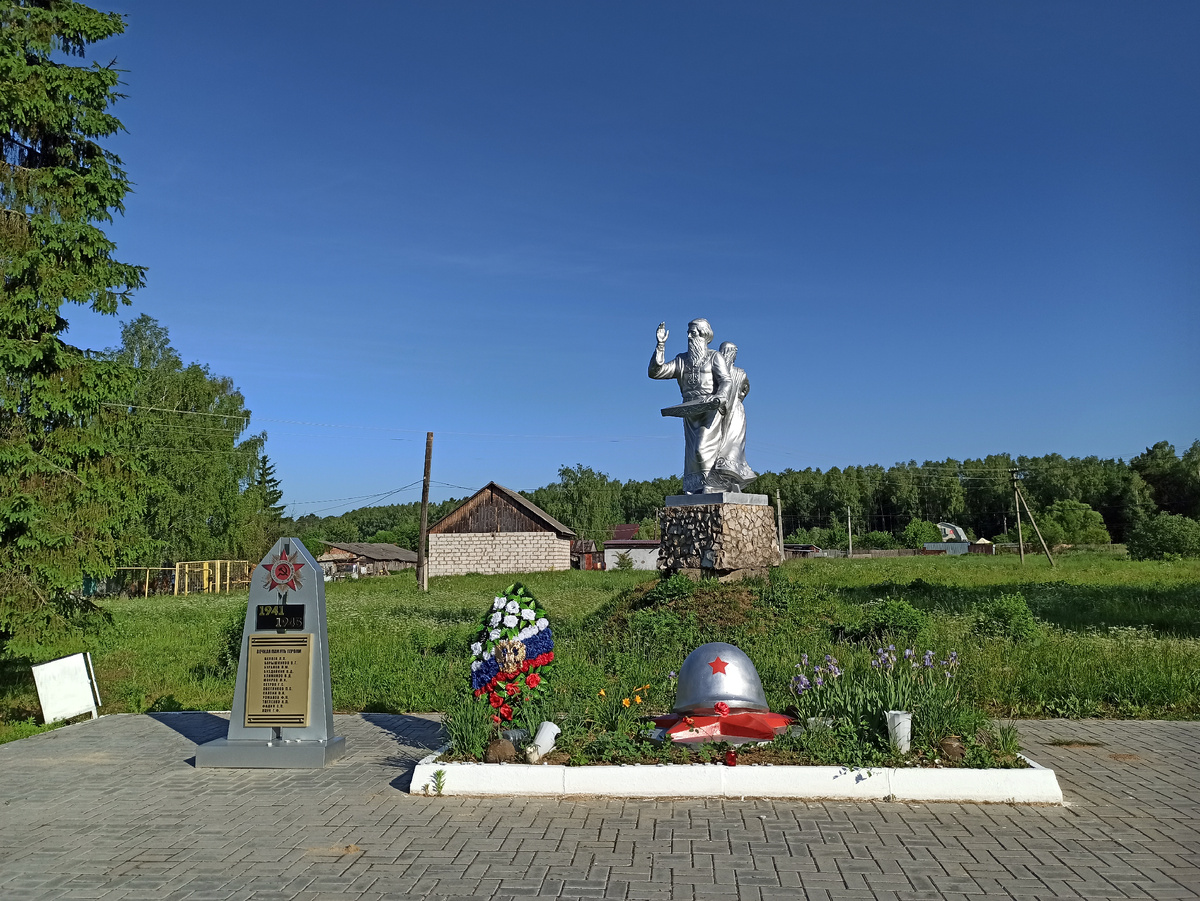 Мемориал памяти воинам Великой отечественной и скульптура в селе Тростье