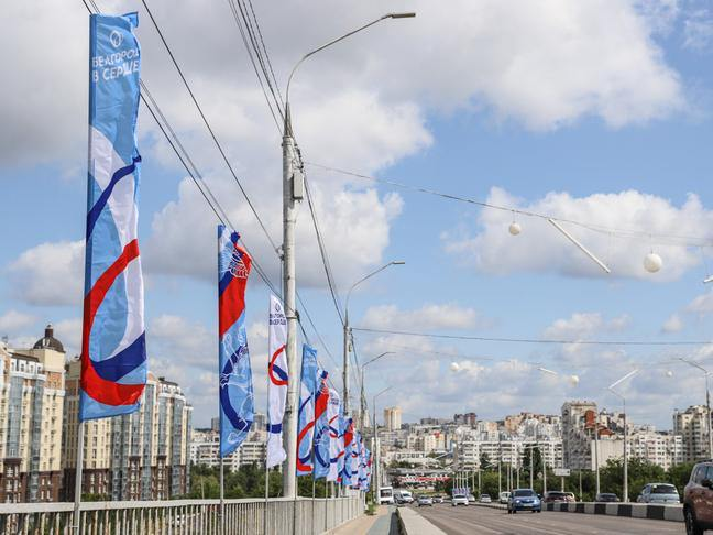 Новый мост украшен флагами