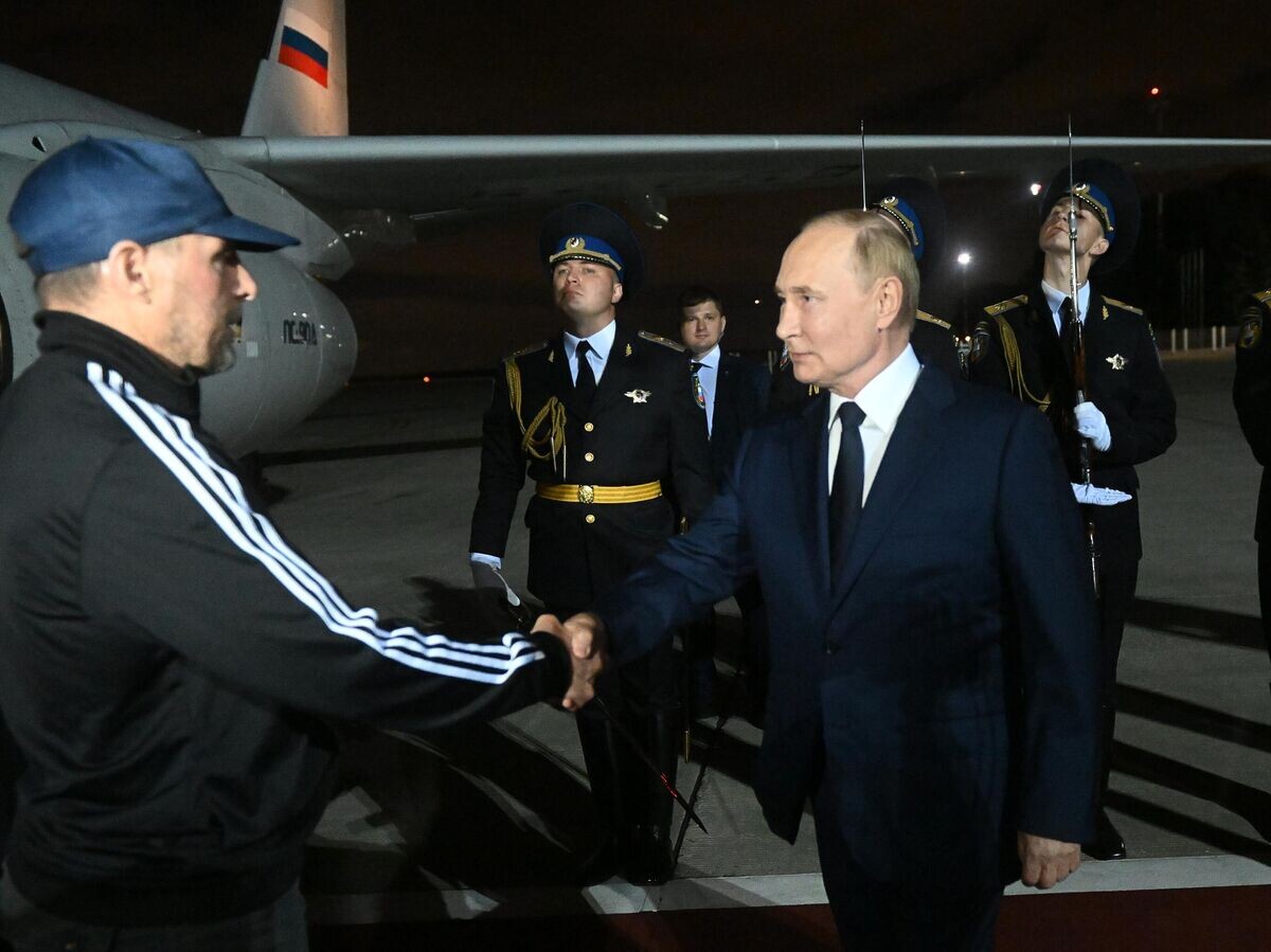    Президент РФ Владимир Путин встречает в аэропорту Внуково граждан России, которые были освобождены в результате обмена© РИА Новости / Михаил Воскресенский