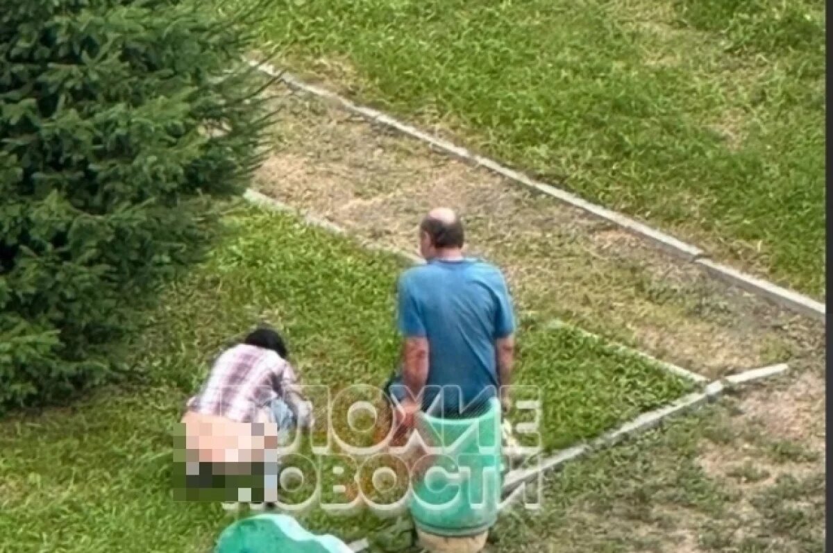    В Новосибирске женщина сходила в туалет на детской площадке