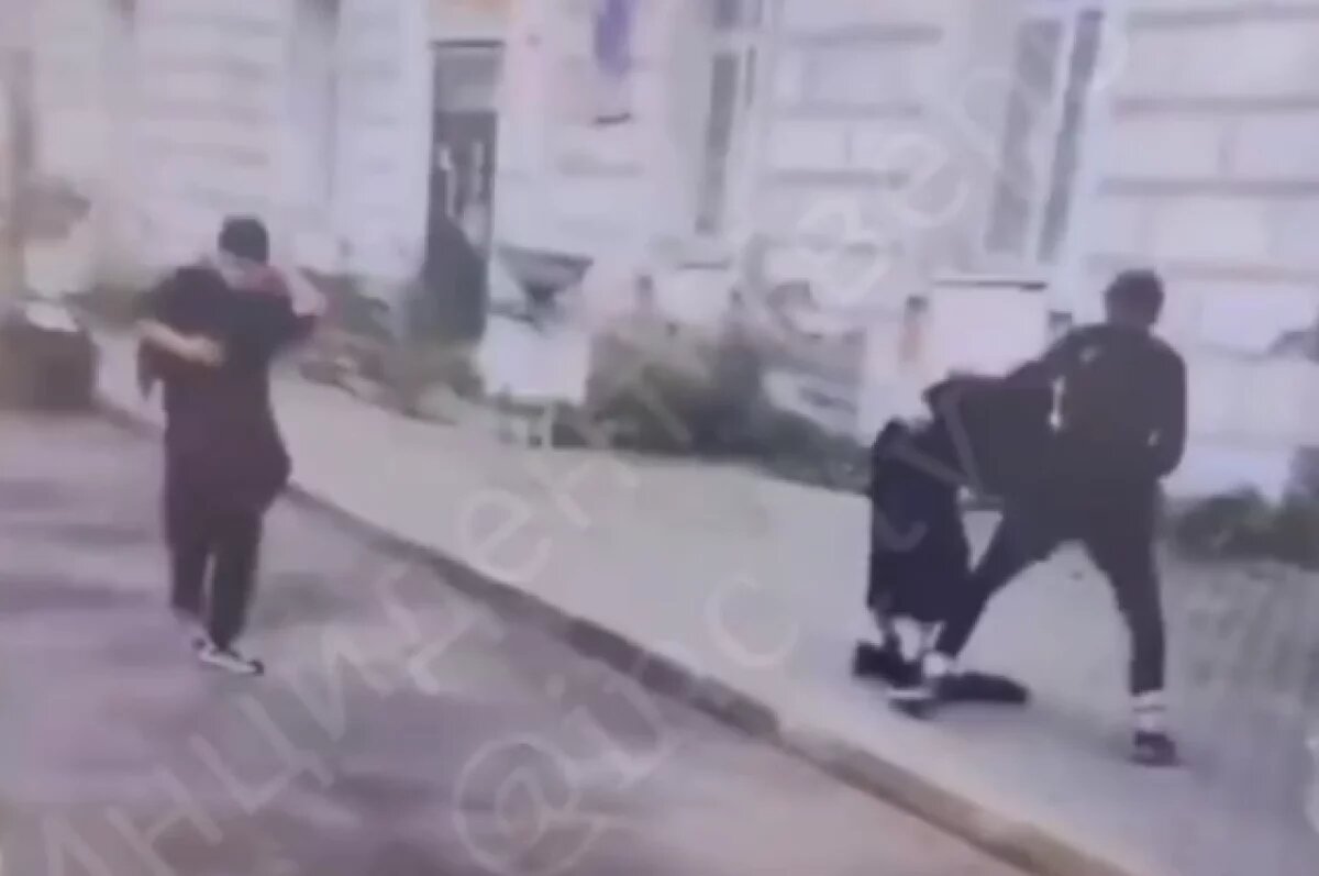    В сети появилось видео драки в Твери на набережной, полиция начала проверку