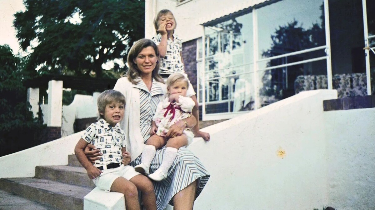    Мэй Маск с детьми