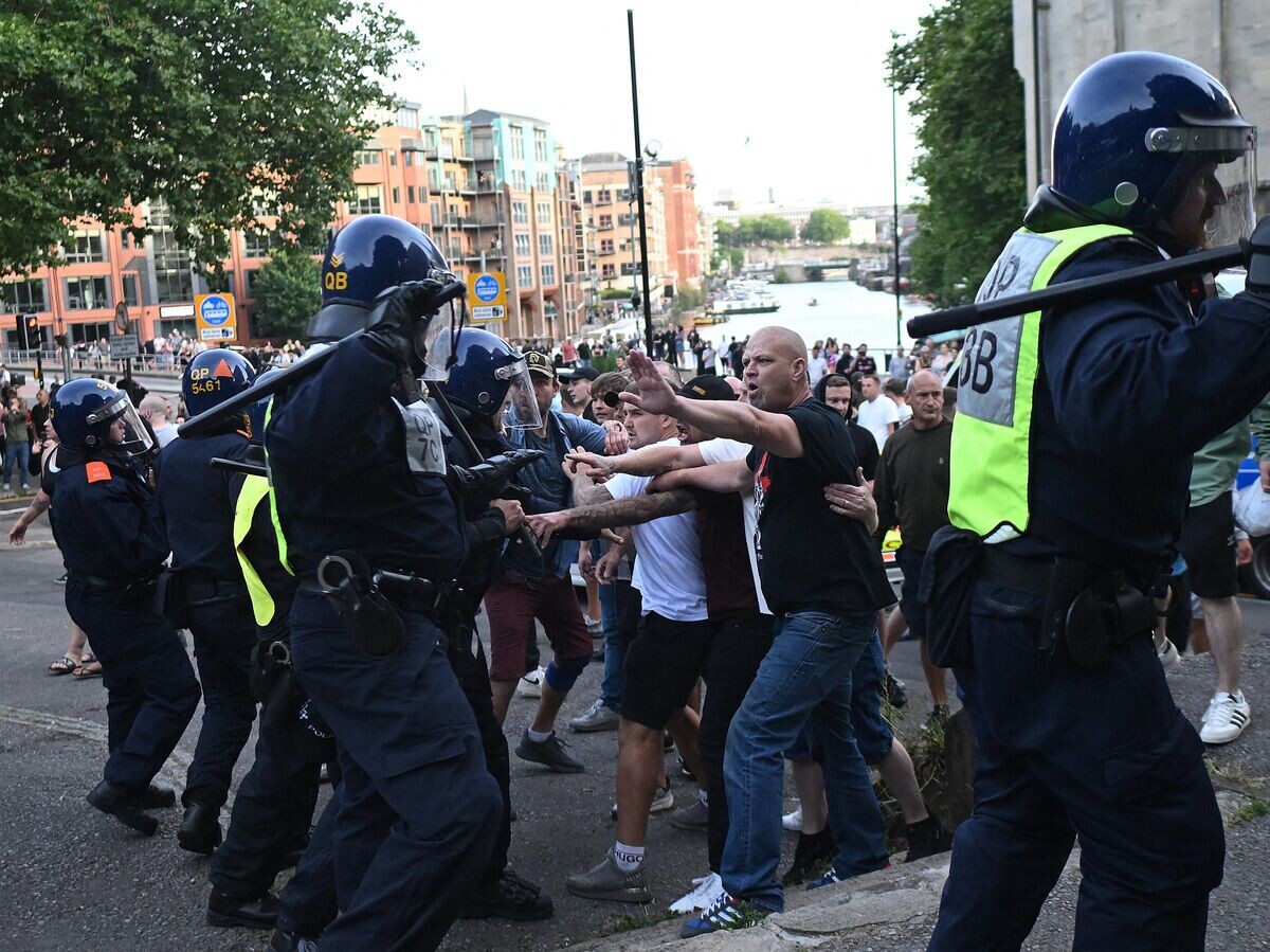    Столкновения полиции и протестующих в Бристоле© AFP 2024 / JUSTIN TALLIS