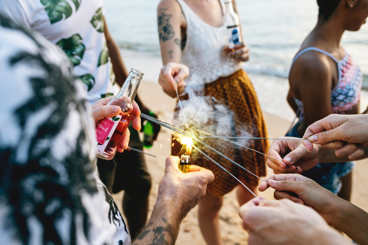 Источник: https://ru.freepik.com/premium-photo/diverse-group-friends-enjoying-sparklers-beach-together_3307391.htm#fromView=search&page=1&position=8&uuid=b92f4cea-06c9-4267-b61c-77ab9811c93f&query=%D0%B2%D0%B5%D1%87%D0%B5%D1%80%D0%B8%D0%BD%D0%BA%D0%B0+%D0%BF%D0%BB%D1%8F%D0%B6