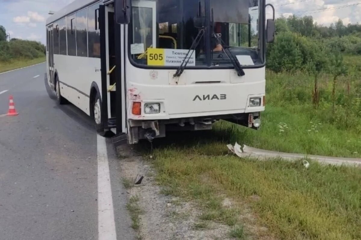    В Тюменской области автобус столкнулся с легковушкой, есть пострадавшие