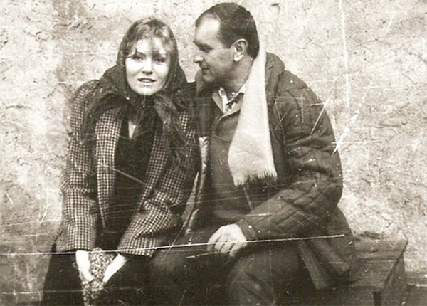 - Збышек, зачем я тебе такая? - Анечка, ты уже задавала этот вопрос. - Нет, тогда я была хотя бы здорова. Неустроенна, но здорова. А сейчас я колода в гипсе и неизвестно, что дальше. - А дальше нужно сделать все, чтобы из этого гипса выбраться и вернуться к нормальной жизни. Только врачи правы - не торопи события