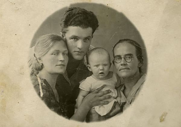 1936 г. Ургенч. Аня с бабушкой, мамой и отцом. Фото из личного архива Ивана Ильичёва, биографа Анны Герман