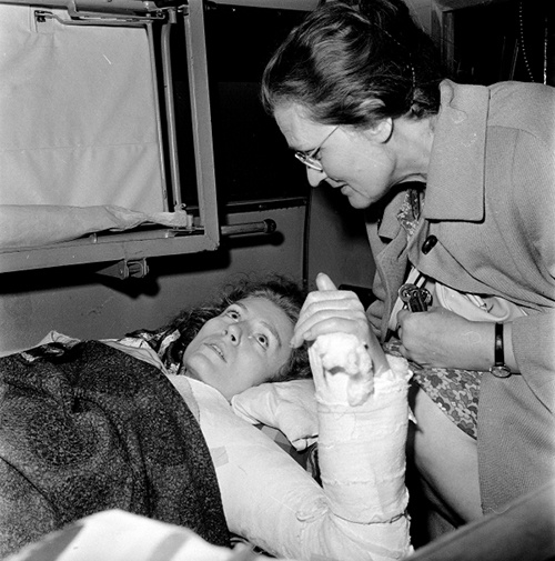 Уникальное фото - 17 октября 1967 г., возвращение в Варшаву после итальянских клиник. Рядом с Анной мать