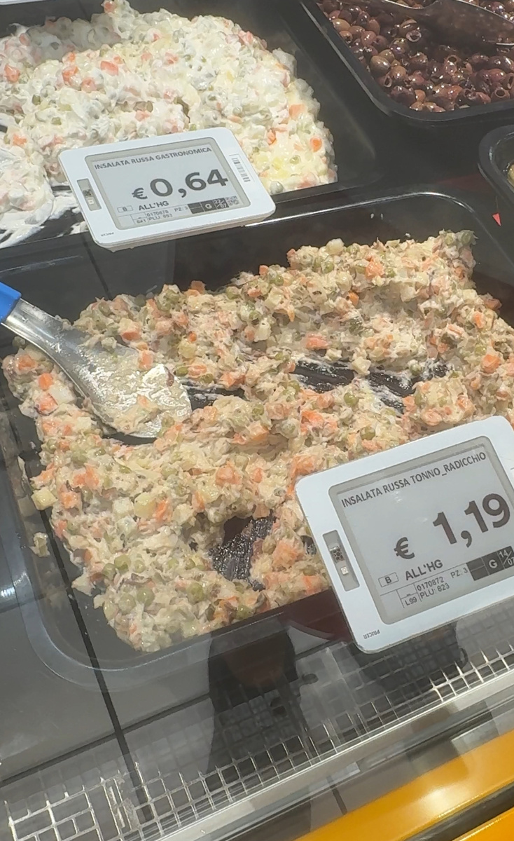 Верхний - «русский салат» с морковью, горохом, картошкой, без мяса и огурцов, просто очень много майонеза. Нижний - «русский салат» с  редисом и тунцом. Хммм….