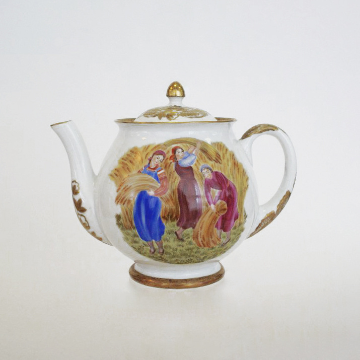 Чайник из сервиза «Сбор урожая по республикам СССР». 1939 год, ЛФЗ. Автор формы Сергей Васильевич Чехонин, авто росписи Елена Петровна Кубарская