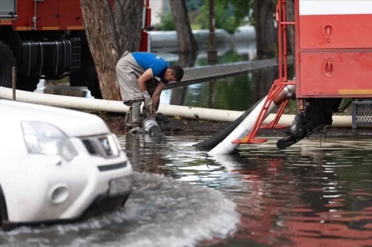    В Ленинском районе Челябинска продолжается откачка воды из жилого квартала