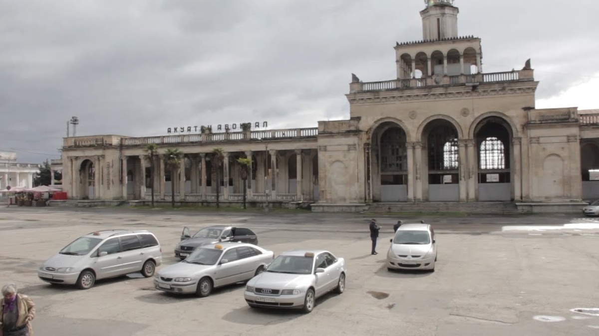 Железнодорожный вокзал в Сухуми сейчас. Фото из сетей интернета.
