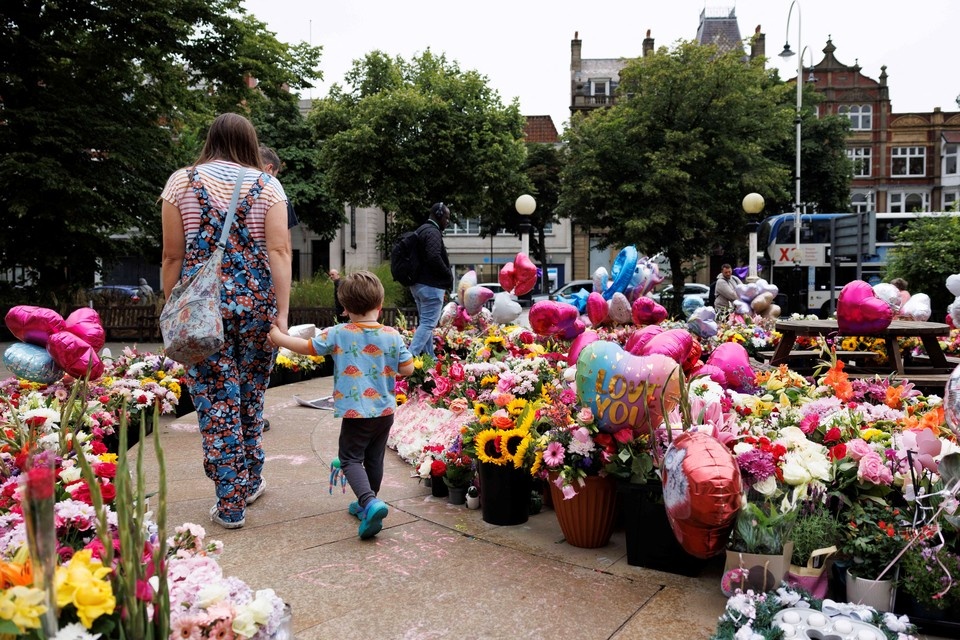    Место перед школой усыпано цветами REUTERS