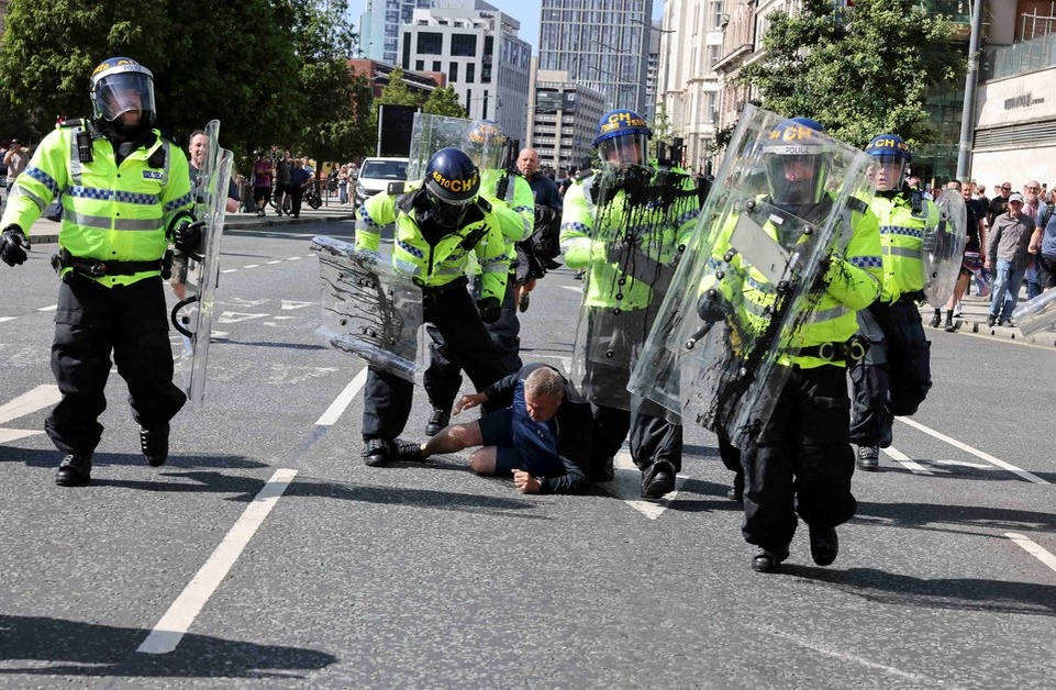    Полиция задерживает протестующих в Манчестере REUTERS