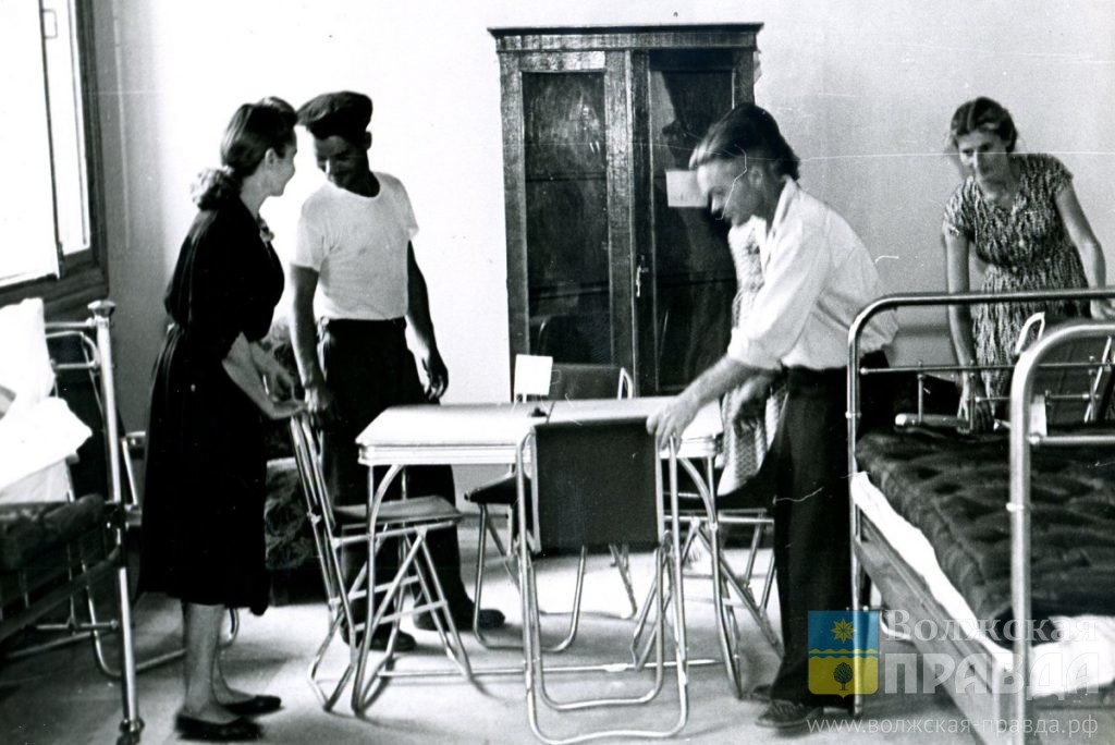 Заселение в общежитие, 1950-е годы. Фото предоставлено Е. Лоскутовой📷    Ореховый шкаф и ковёр с оленями: как жили, о чем мечтали первостроители Волжского
